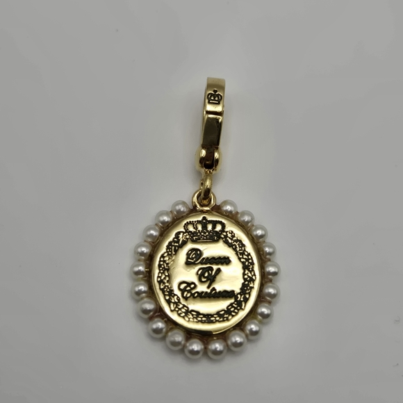 Juicy Couture Medallion with Pearls Charm Quern Of Couture - Picture 1 of 5